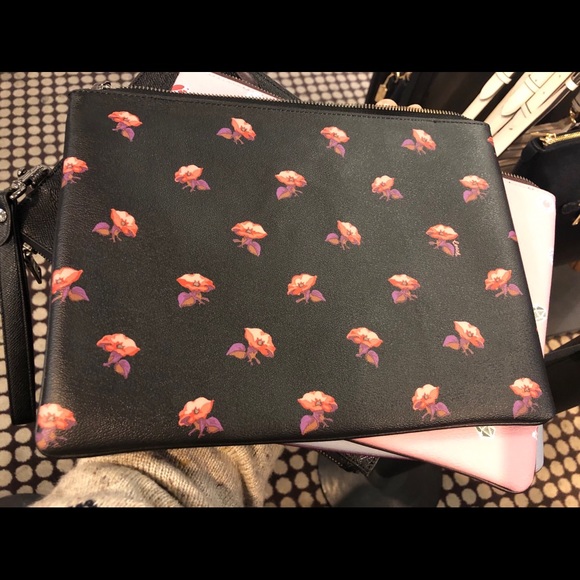 New DISNEY X COACH LARGE WRISTLET 30 WITH SNEEZY - Picture 2 of 3